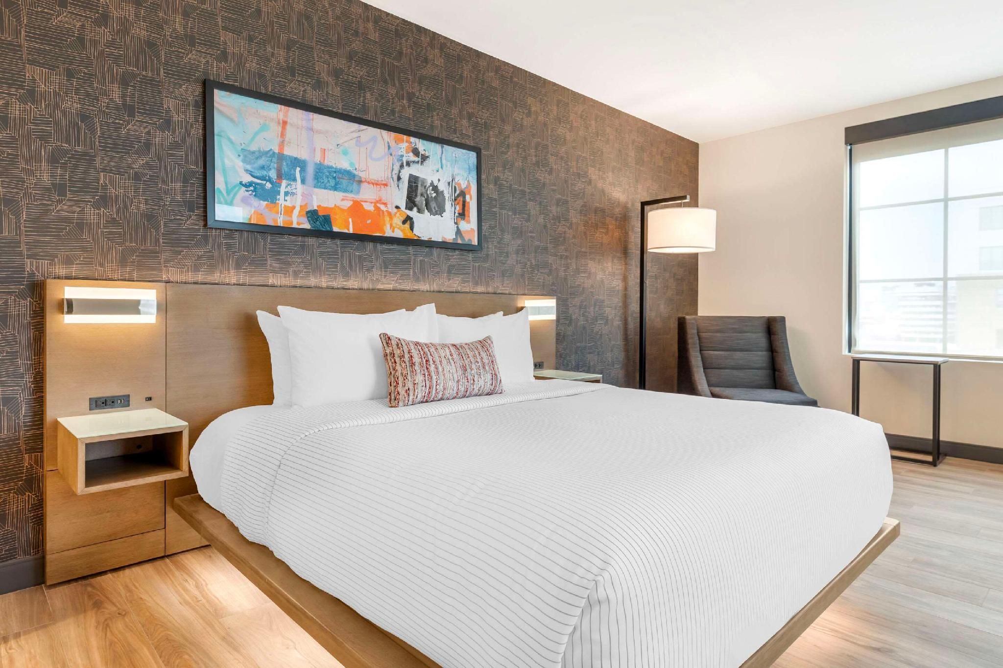 1 King Bed, Nonsmoking, Accessible