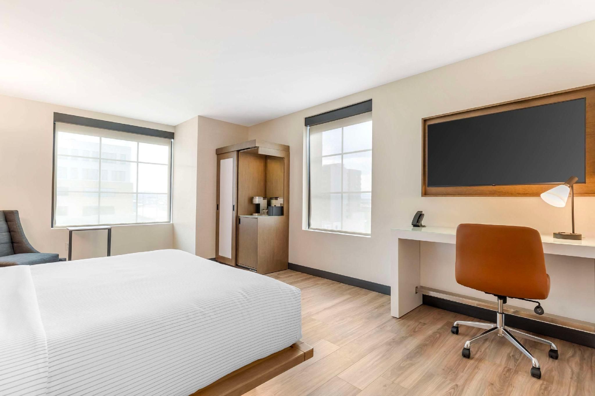 1 King Bed, Nonsmoking, Accessible