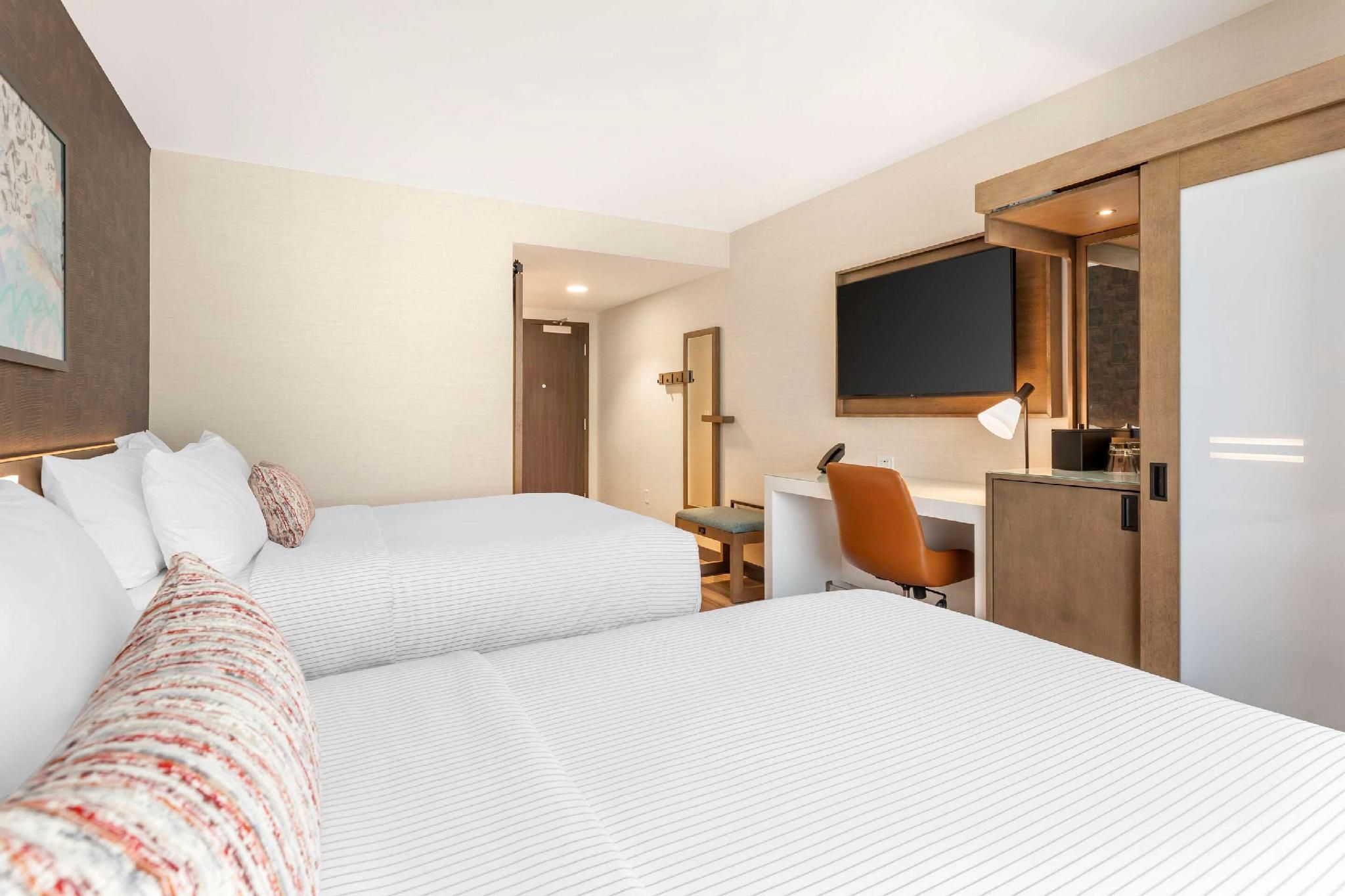 2 Queen Beds, Nonsmoking, Upgrade