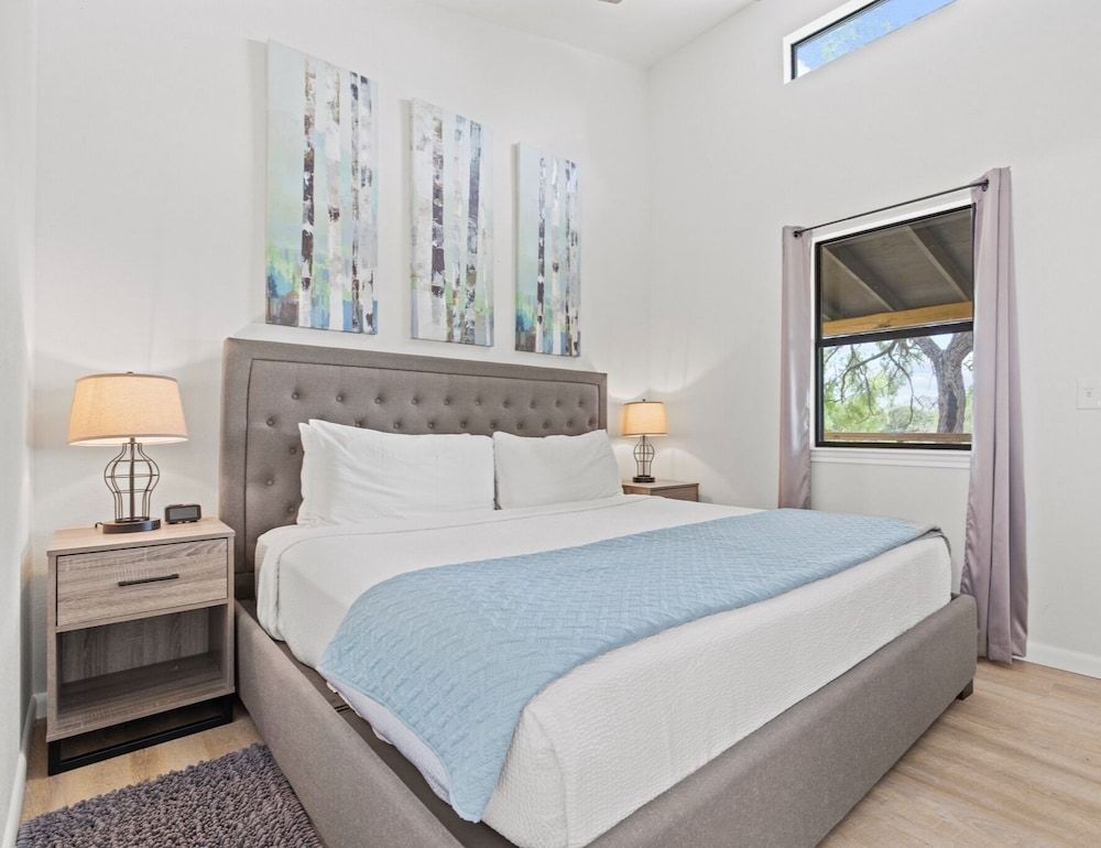 Paintbrush Waterfront Cottage