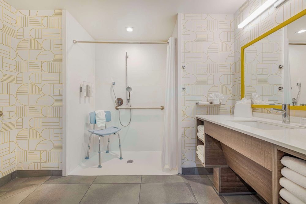 Home2 Suites By Hilton Colorado Springs Airport Room, 1 King Bed, Accessible, Mountain View (Roll-In Shower) 3