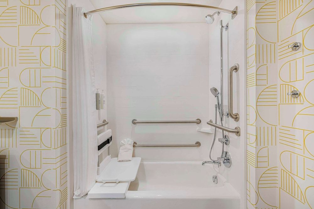 Home2 Suites By Hilton Colorado Springs Airport Studio Suite, 2 Queen Beds, Accessible, Bathtub 4