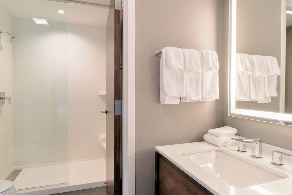 Staybridge Suites Pigeon Forge Smoky Mtns by IHG Studio Suite, 1 Queen Bed, Mobility Accessible, Kitchen (Communications) 4