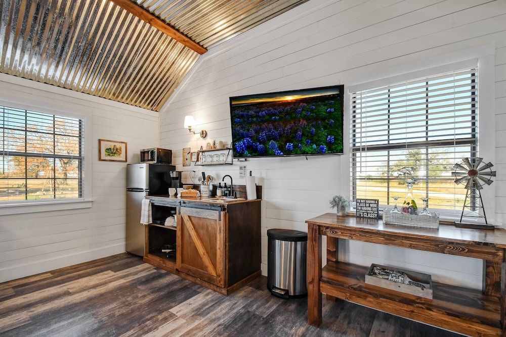 Wine Country Cottage With Scenic Hill Country Views Cottage, 1 King Bed, Patio 4