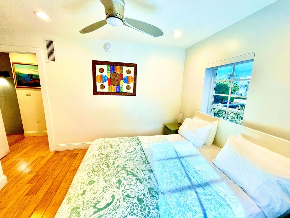24 GUESTS LUXURIOUS SOUTH BEACH SUITE