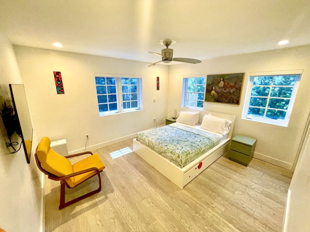 11 GUESTS LUXURIOUS SOUTH BEACH SUITE