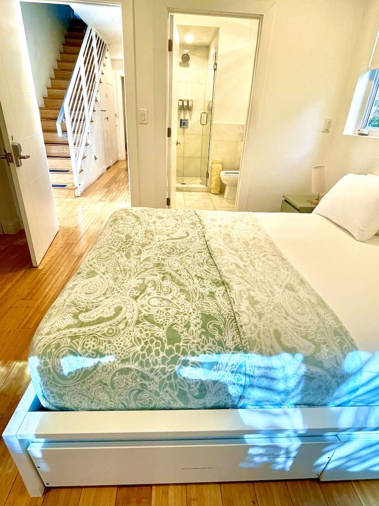 15+ GUESTS LUXURIOUS SOUTH BEACH SUITE