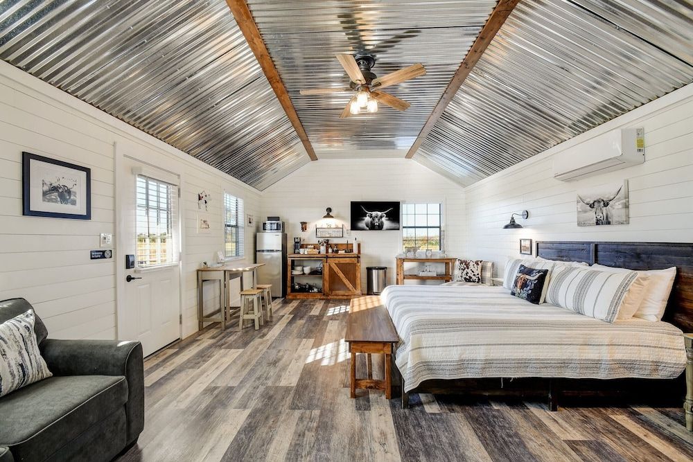 Holy Cow Cottage With Amazing Hill Country Views Cottage, 1 King Bed, Patio 3