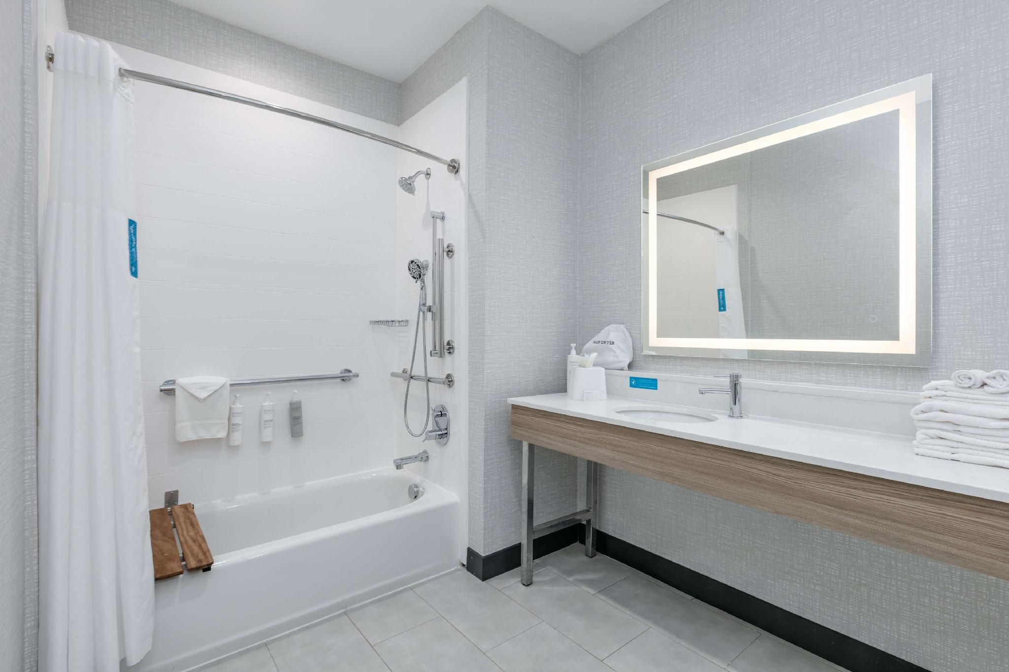 1 KING MOBILITY/HEARING ACCESS W/TUB