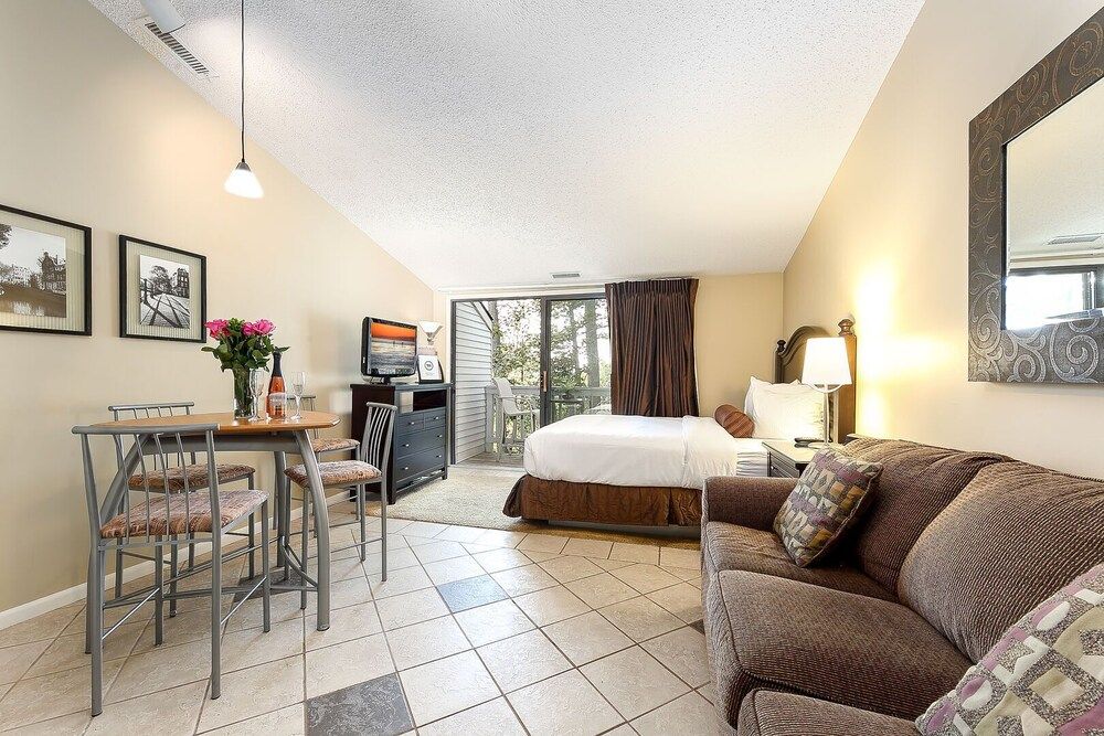 Signature Studio, 1 Queen Bed (3)
