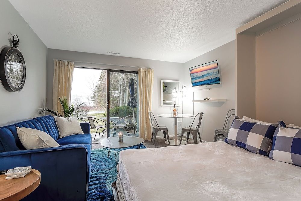 Signature Condo, 1 Queen Bed with Sofa bed (2)