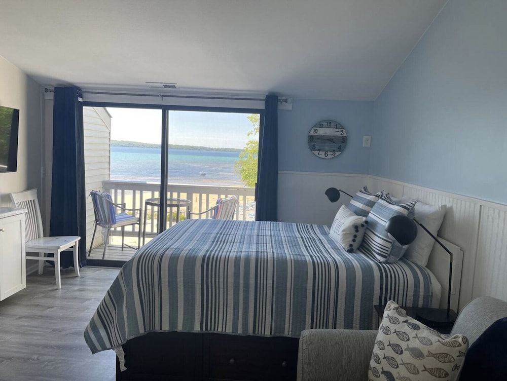 Signature Studio, 1 Queen Bed (2)