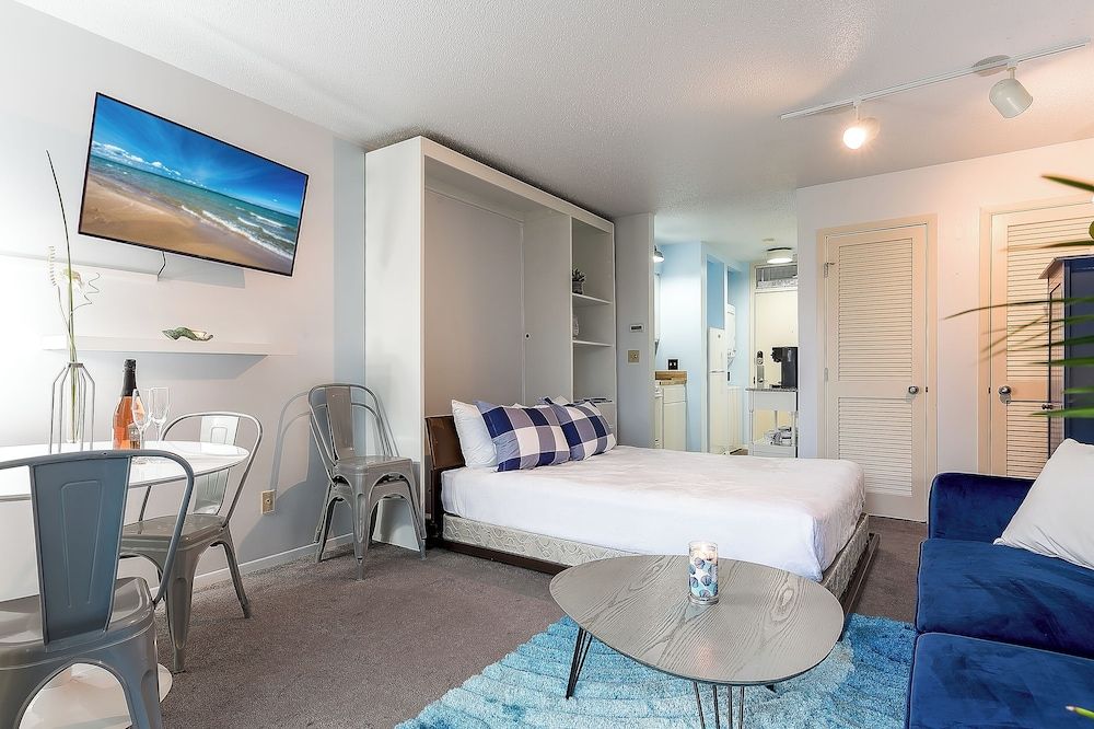 Signature Condo, 1 Queen Bed with Sofa bed (2)