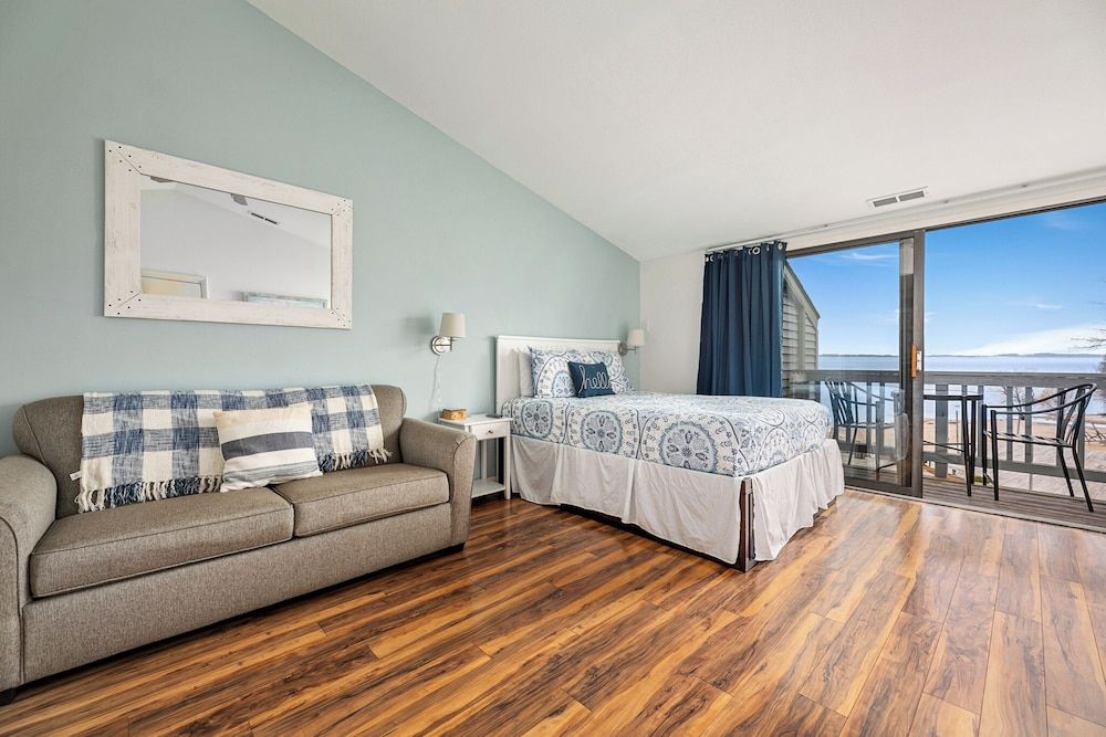 Signature Condo, 1 Queen Bed with Sofa bed (1)