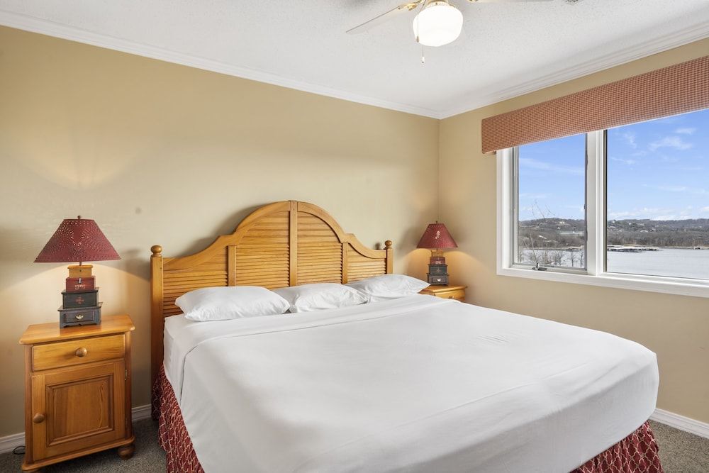 Rock Lane Resort & Marina Standard Condo, 2 Bedrooms, Lake View 4