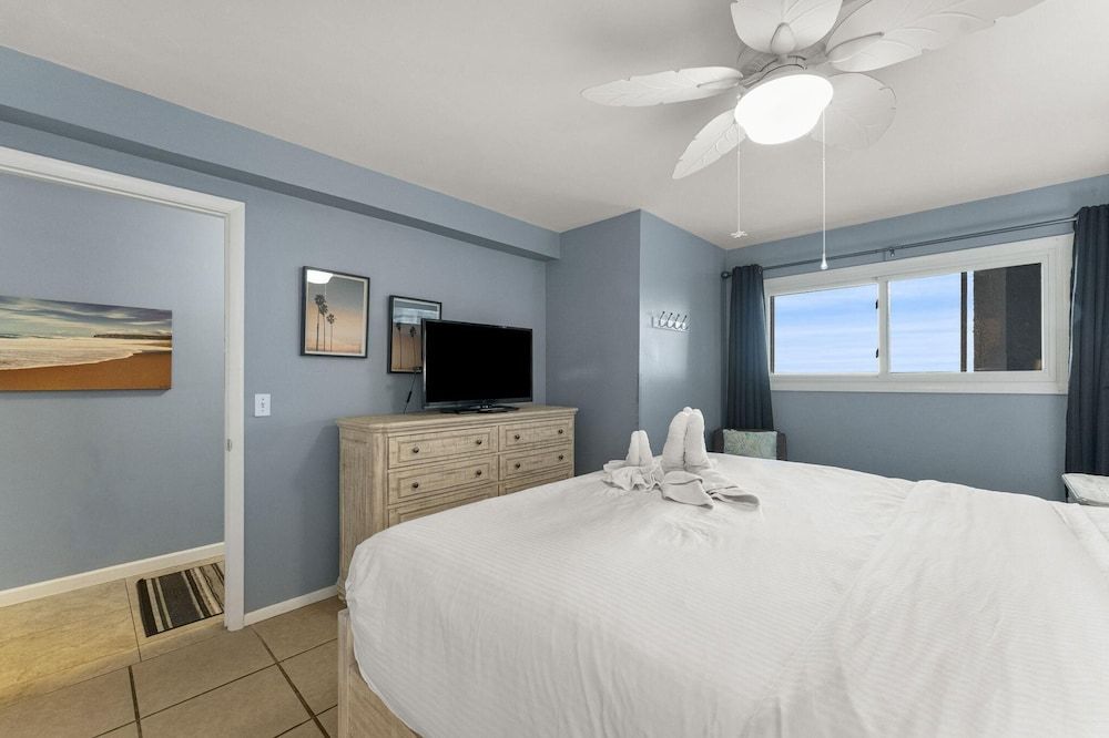 Condo, 1 King Bed with Sofa bed (The Summit 1215)