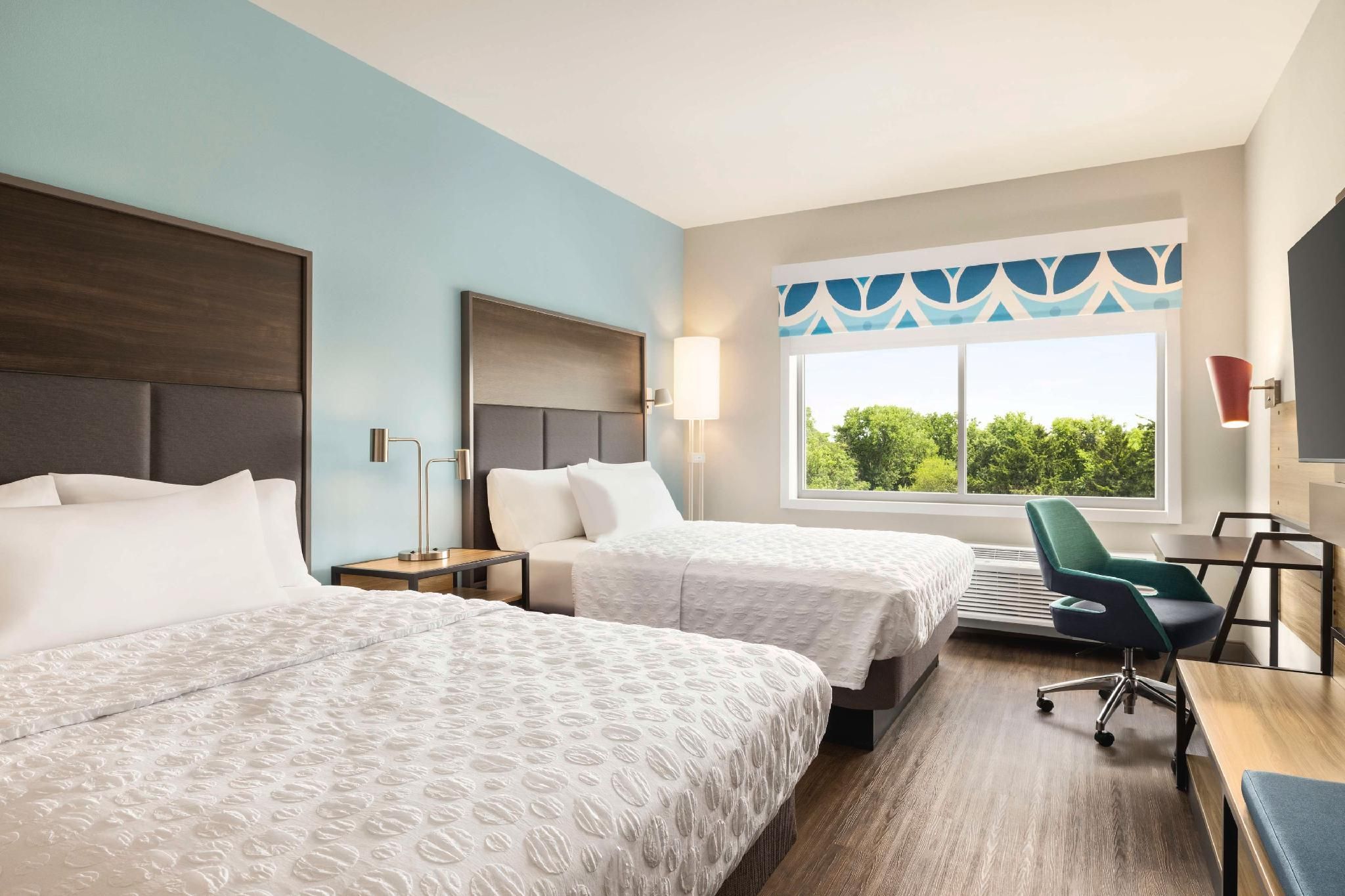 2 QUEEN BEDS W/WALK IN SHOWER