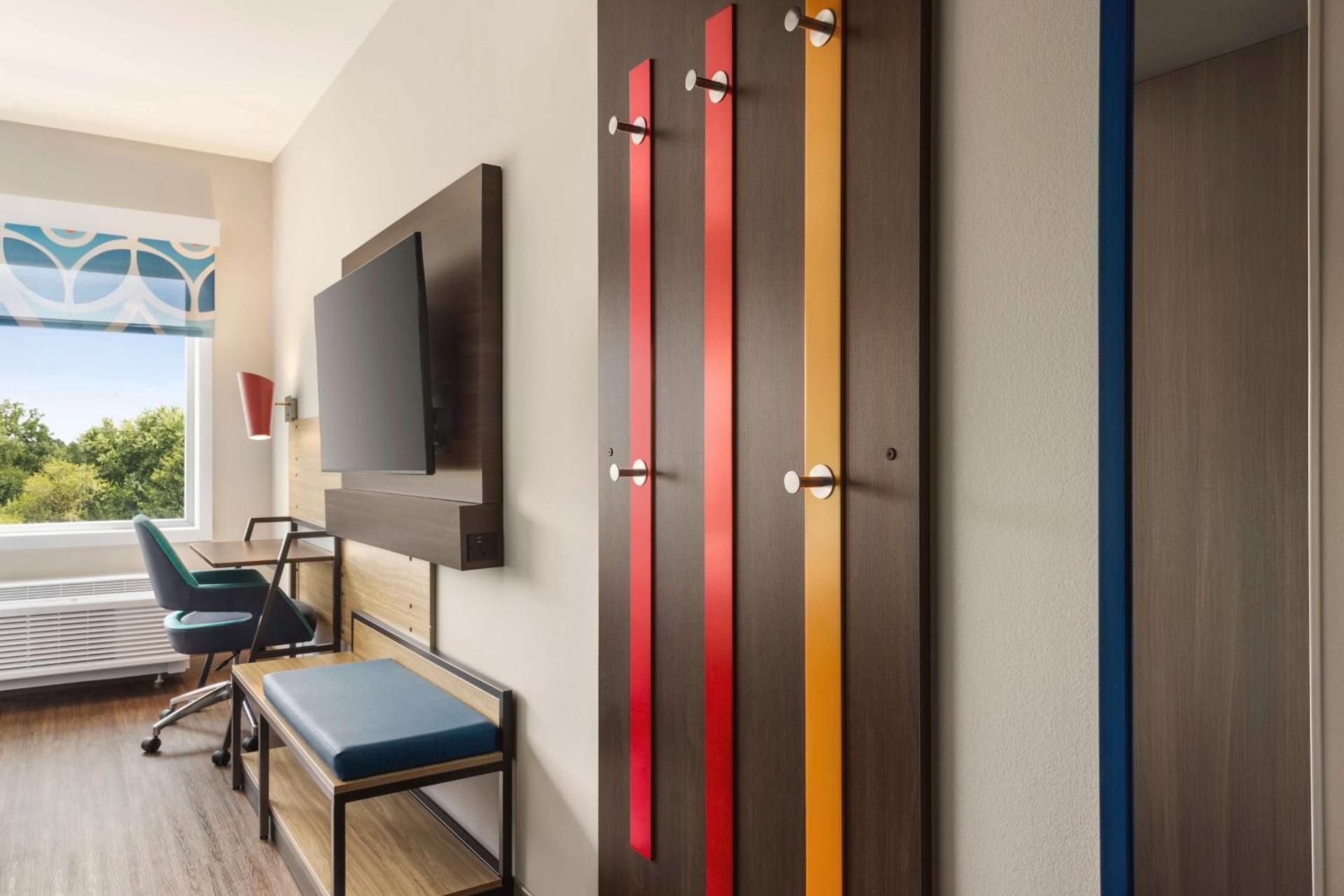 2 QUEEN BEDS W/WALK IN SHOWER