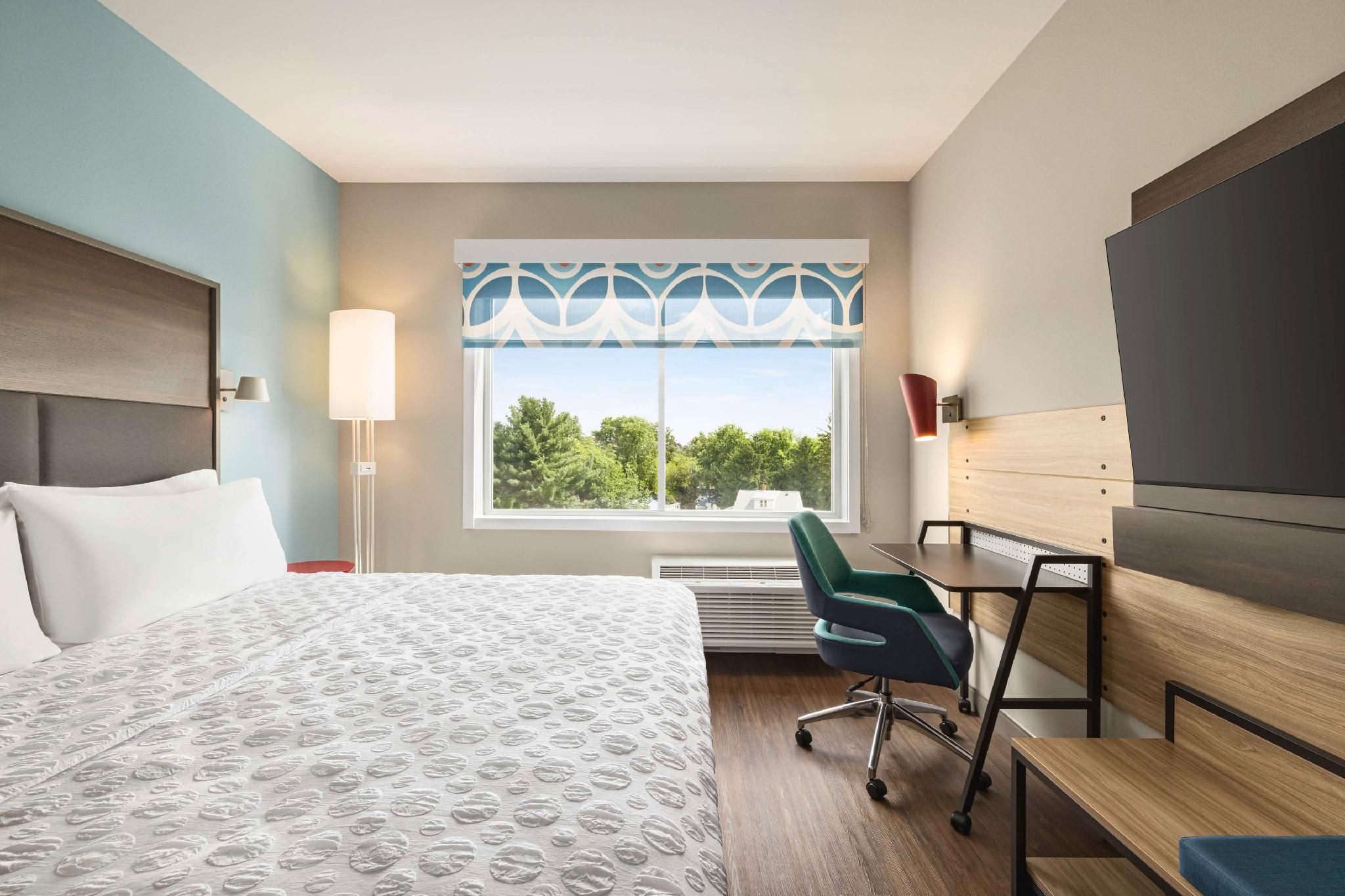1 King Bed W/Walk in Shower