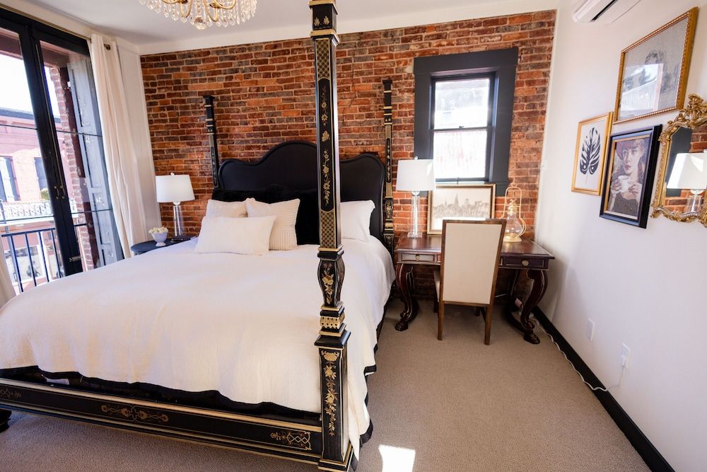 Speakeasy Suites Deluxe Single Room, 1 King Bed, City View 4