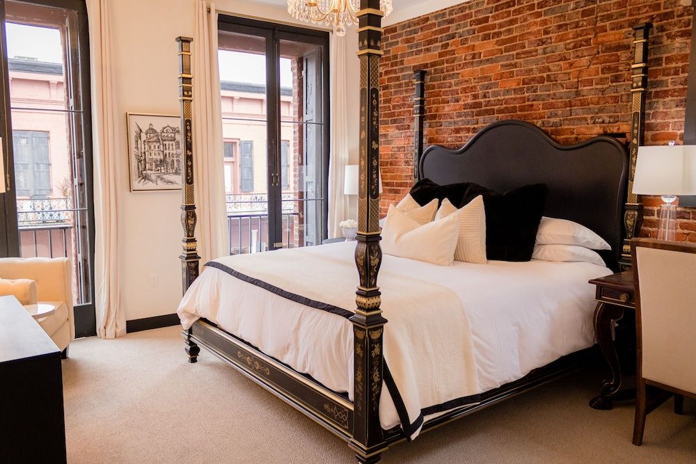 Speakeasy Suites Deluxe Single Room, 1 King Bed, City View 2