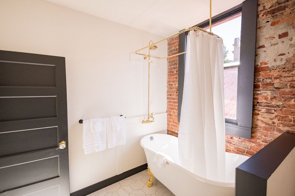 Speakeasy Suites Deluxe Single Room, 1 King Bed, City View 7