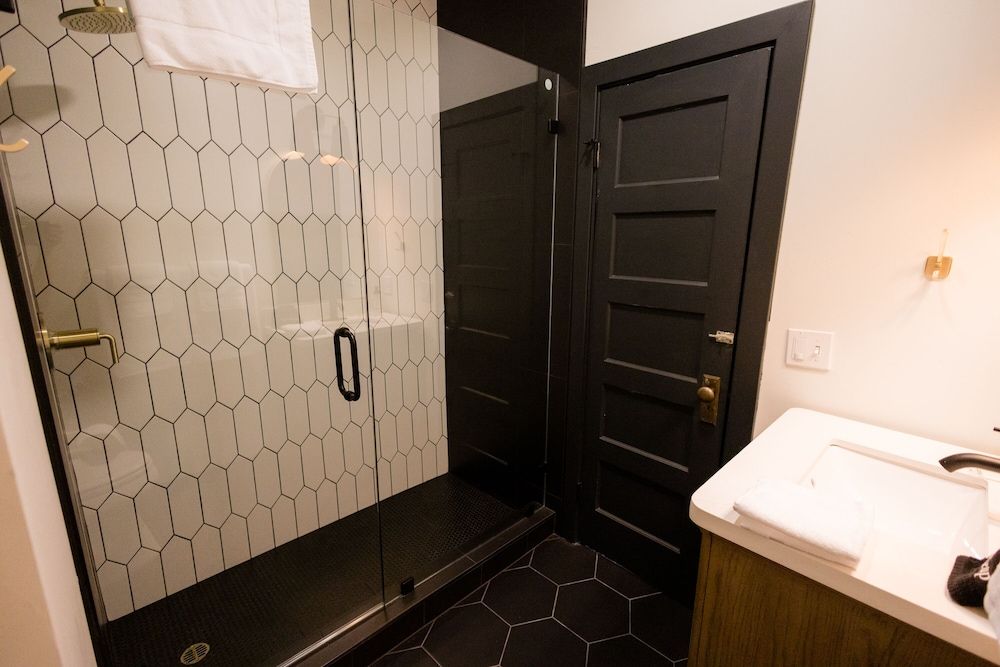 Speakeasy Suites Family Double Room, 2 Bedrooms, City View 8