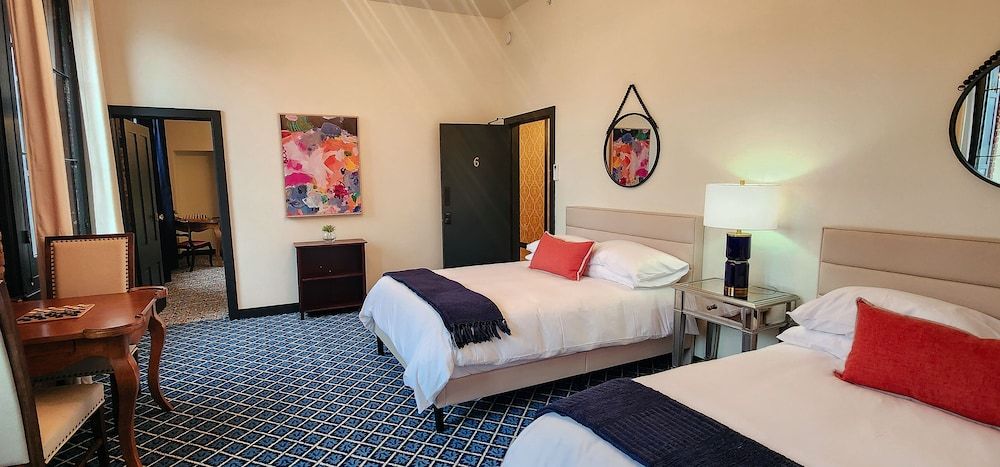 Speakeasy Suites Family Double Room, 2 Bedrooms, City View 3