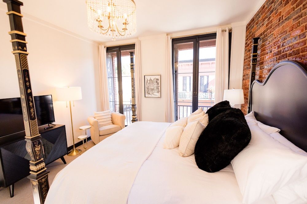 Speakeasy Suites Deluxe Single Room, 1 King Bed, City View 5