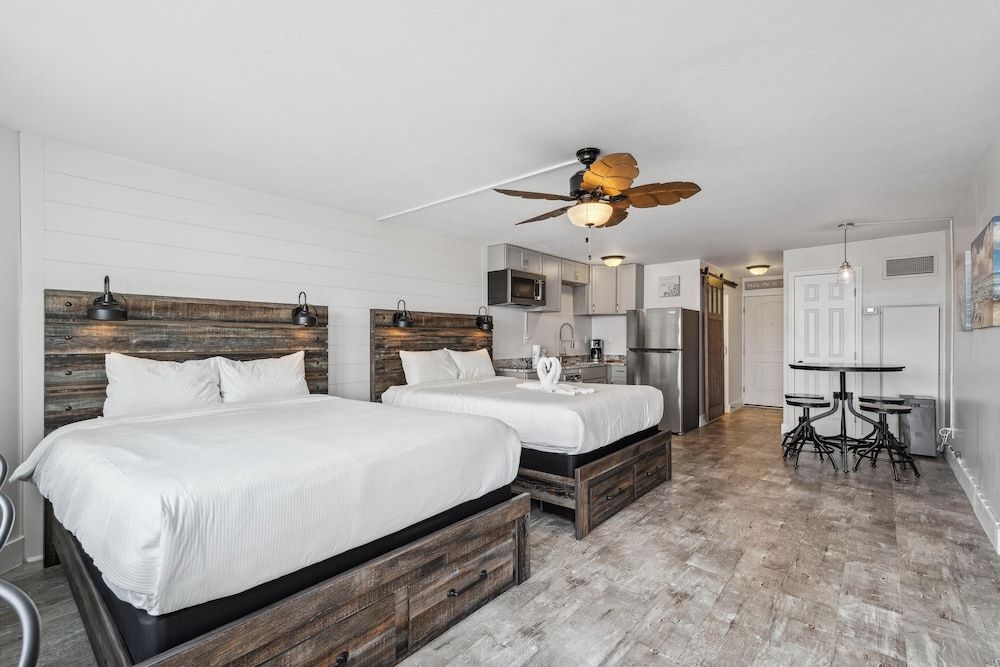 Studio, 2 Queen Beds (Top Of The Gulf 704 )
