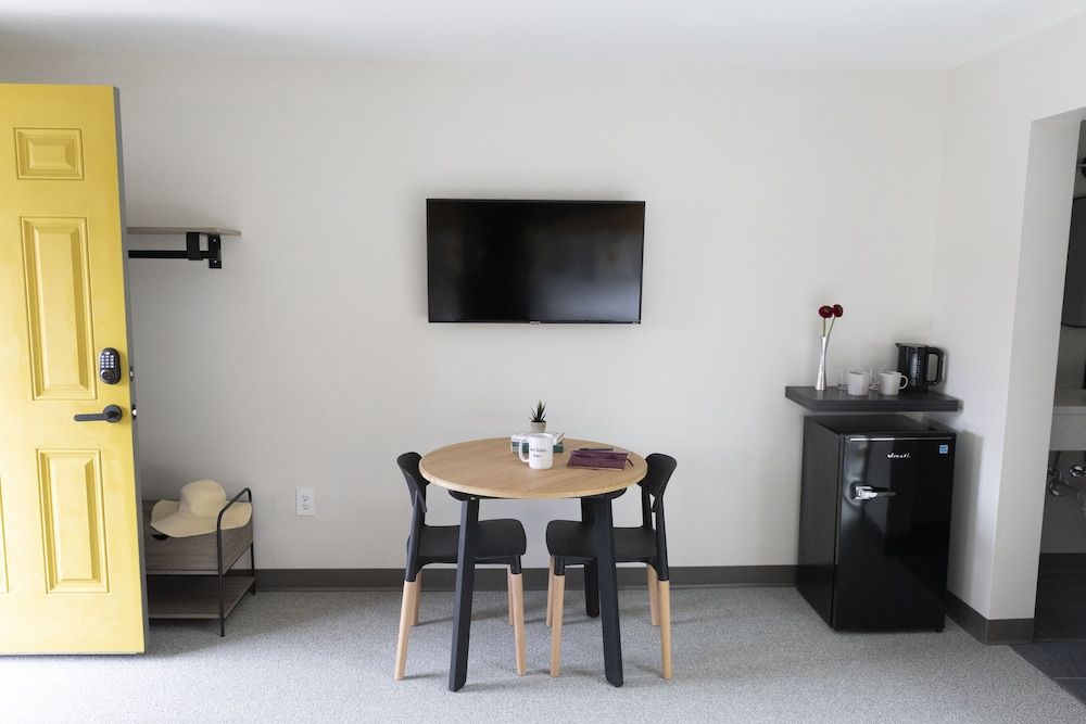 East Rock Inn Deluxe Room, 2 Double Beds, Mountain View 5