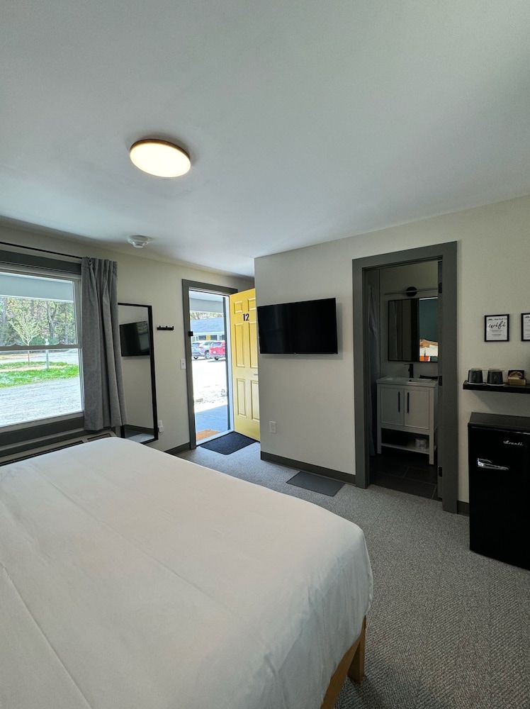 East Rock Inn Standard Studio, 1 King Bed, Courtyard View 3