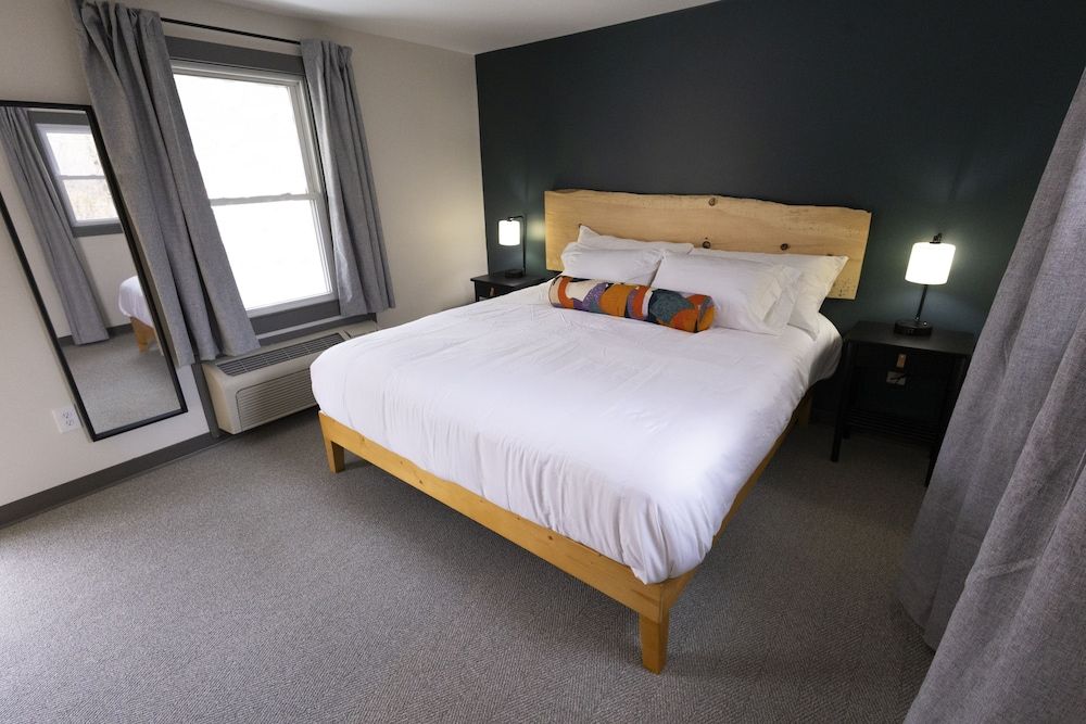 East Rock Inn Standard Studio, 1 King Bed, Courtyard View