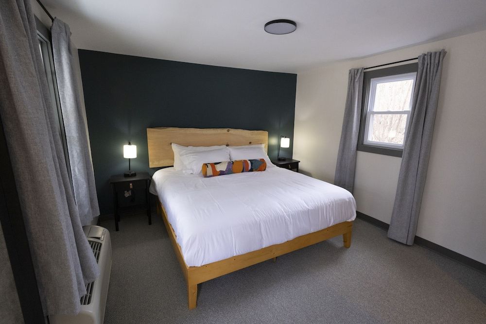 East Rock Inn Standard Studio, 1 King Bed, Courtyard View 4