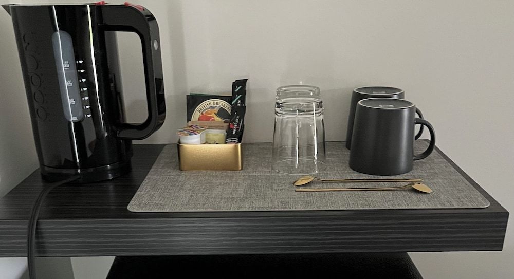 East Rock Inn Standard Studio, 1 King Bed, Courtyard View 8