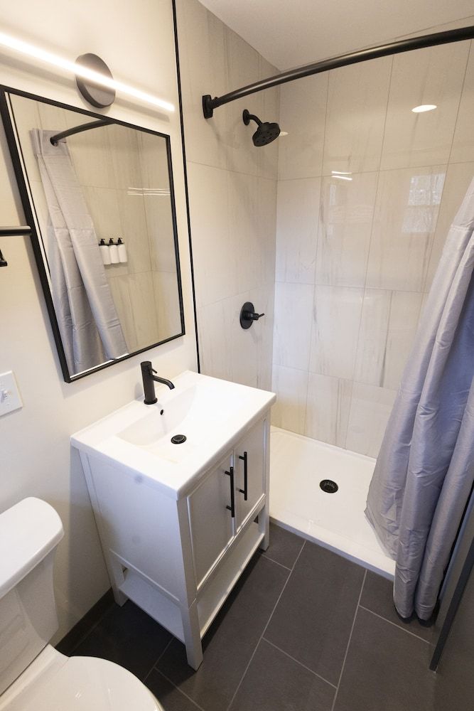 East Rock Inn Standard Studio, 1 King Bed, Courtyard View 6