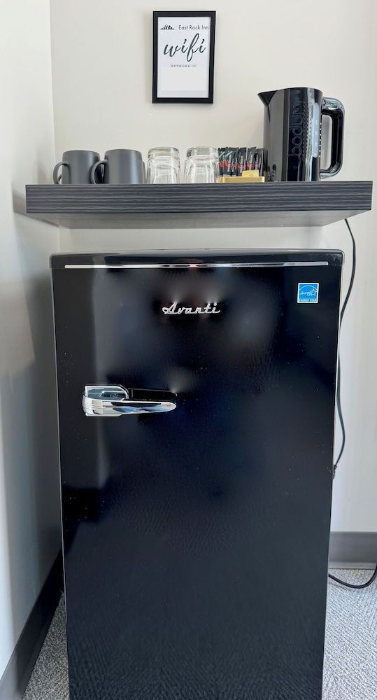 East Rock Inn Standard Studio, 1 King Bed, Courtyard View 9