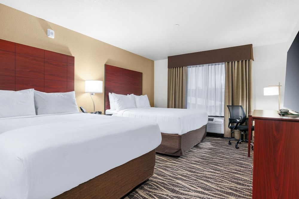 Cobblestone Hotel & Suites - Lynden Room, 2 Queen Beds, Non Smoking 4