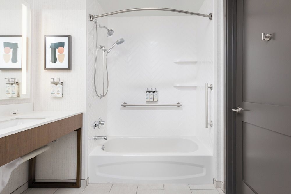 Standard Room, 2 Queen Beds, Roll-in Shower (Communications, Mobility)