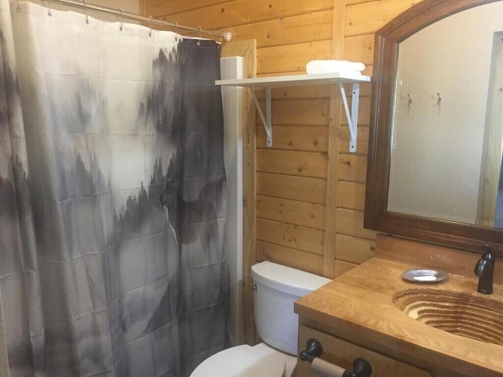 Ponderosa Inn House, Private Bathroom (Full) 11