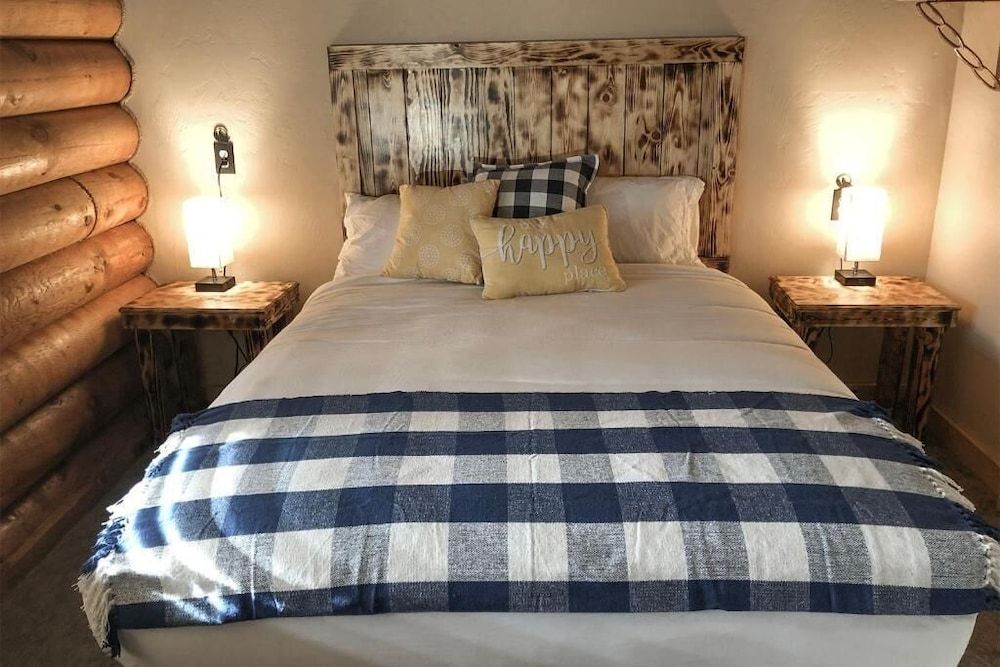 Ponderosa Inn Double Room, Ensuite (1- Lil Jo's Bunkhouse)