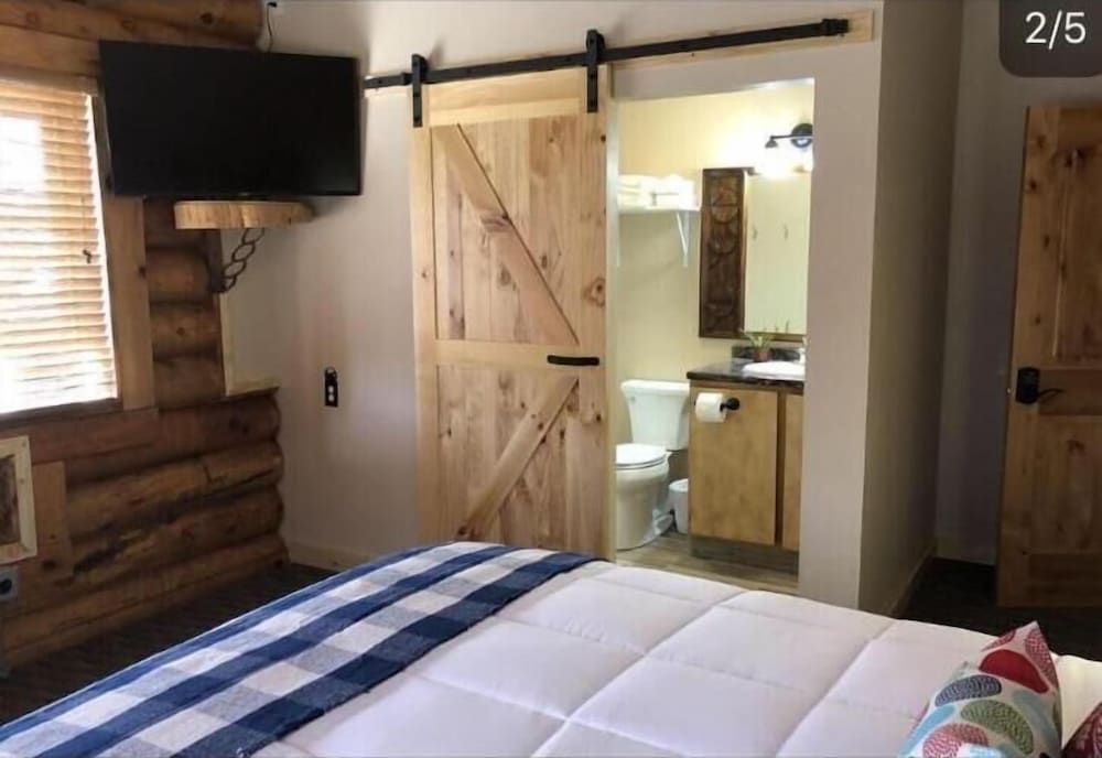 Ponderosa Inn House, Private Bathroom (Full) 9