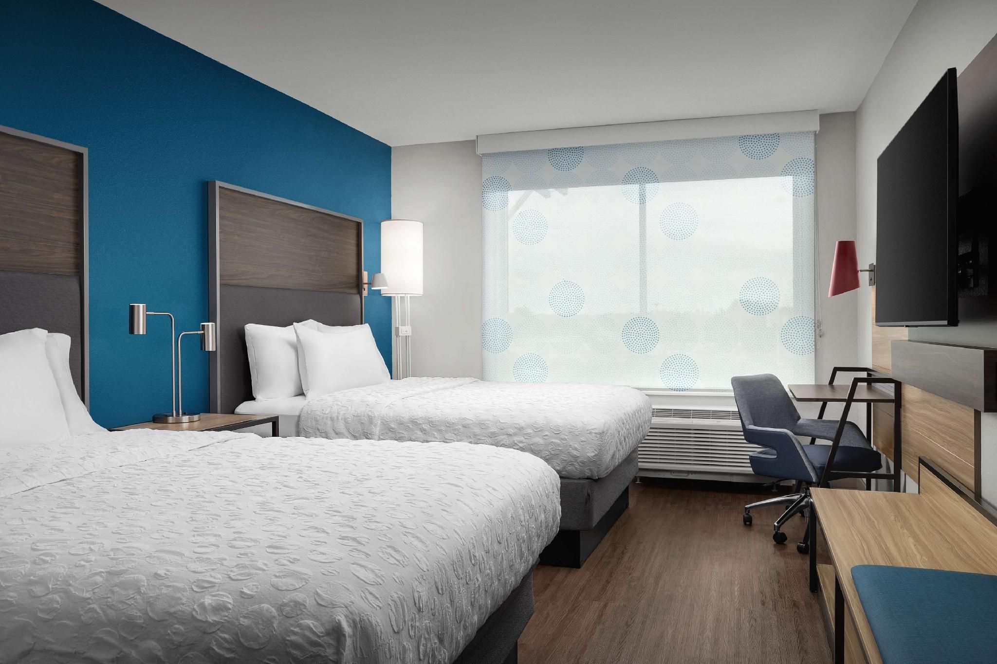 2 QUEEN BEDS W/WALK IN SHOWER