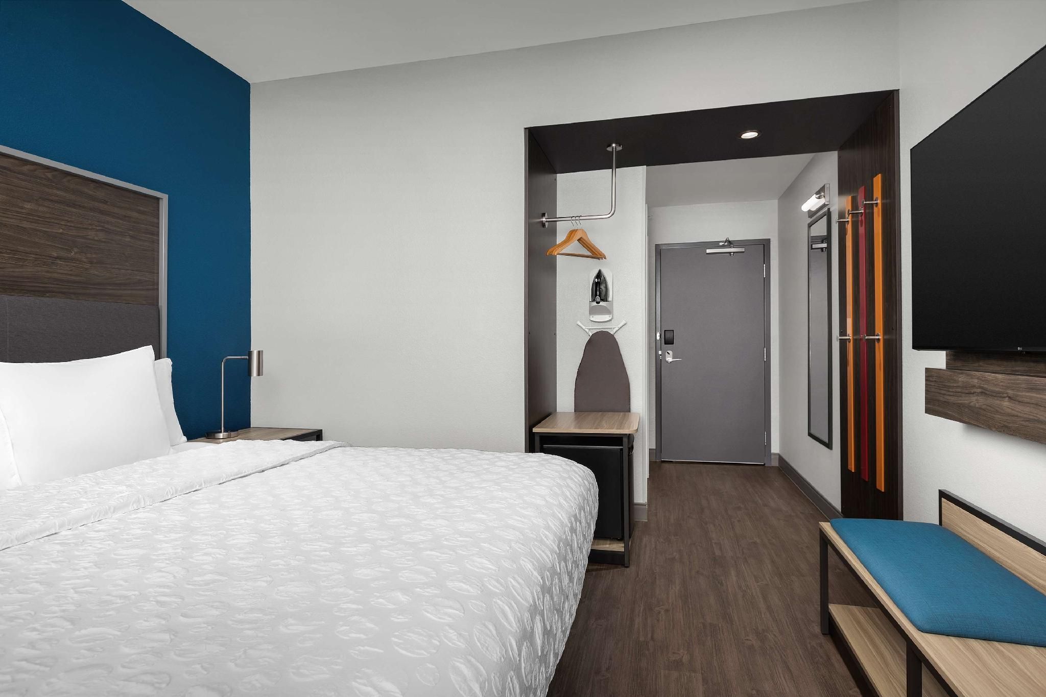 1 King Bed W/Walk in Shower
