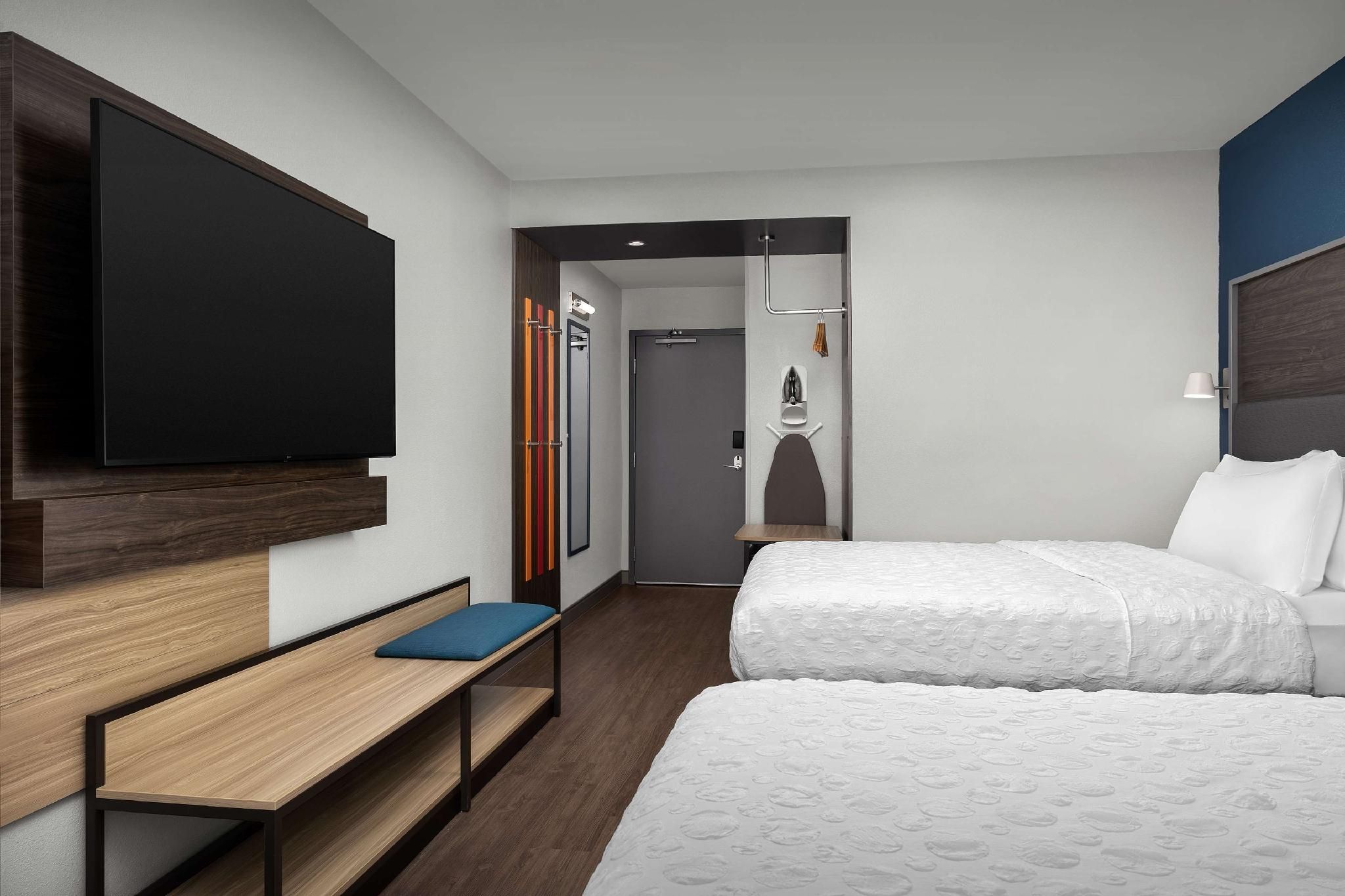 2 QUEEN BEDS W/WALK IN SHOWER