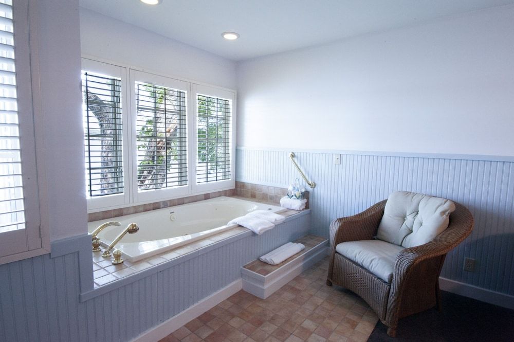 Sand Hill On The Lake Cottage, 1 King Bed, Fireplace, Lakeside 5