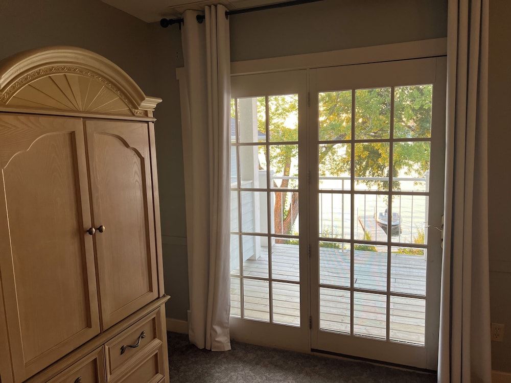 Sand Hill On The Lake Room, 1 King Bed, Fireplace, Lake View 4