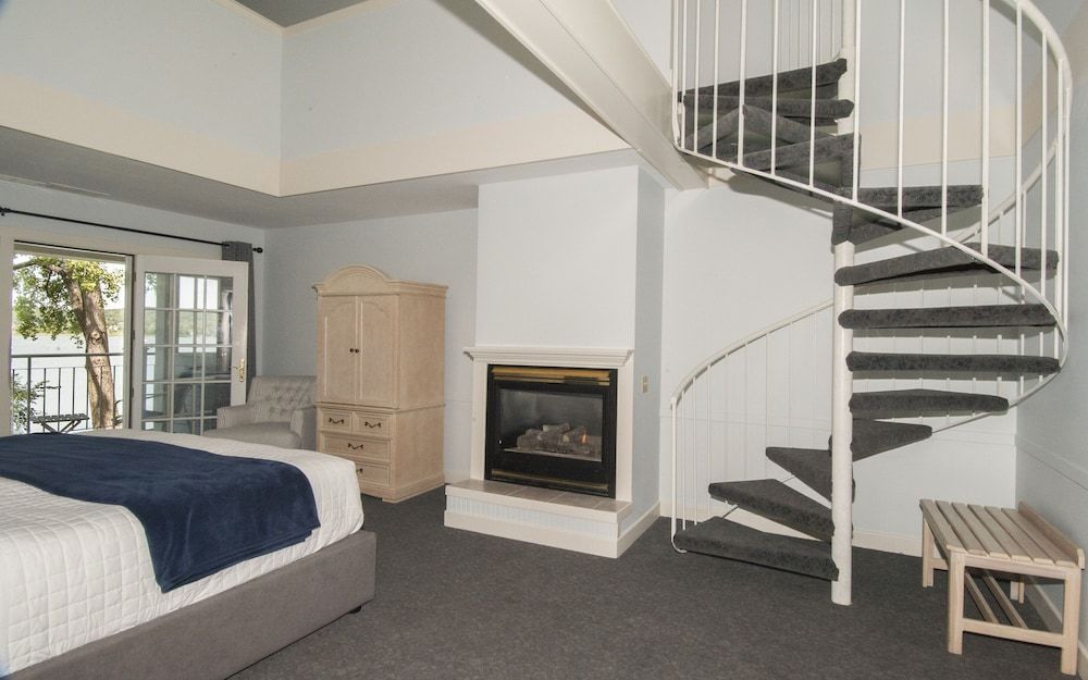 Sand Hill On The Lake Room, 1 King Bed, Fireplace, Lake View