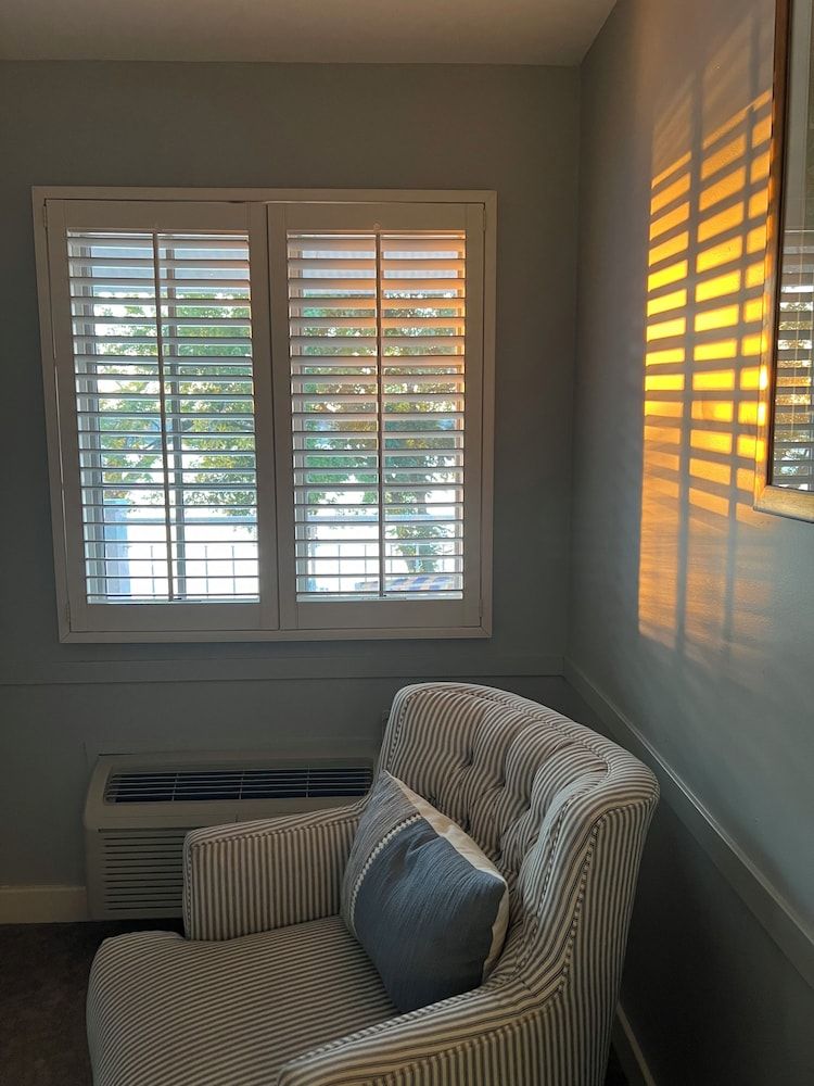 Sand Hill On The Lake Room, 1 King Bed, Fireplace, Lake View 3