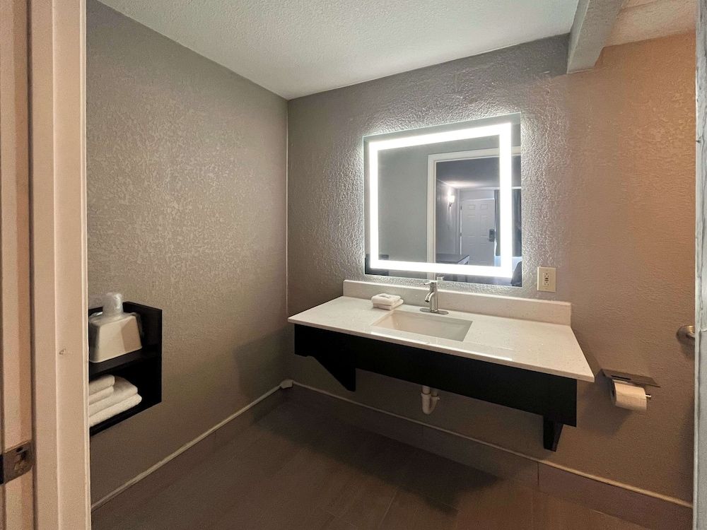 Motel 6 Spartanburg, Sc – Northwest / Business 85 Deluxe Room, 1 King Bed, Accessible, Non Smoking 10